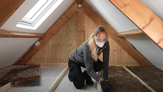 Anouk isoleert een zoldervloer