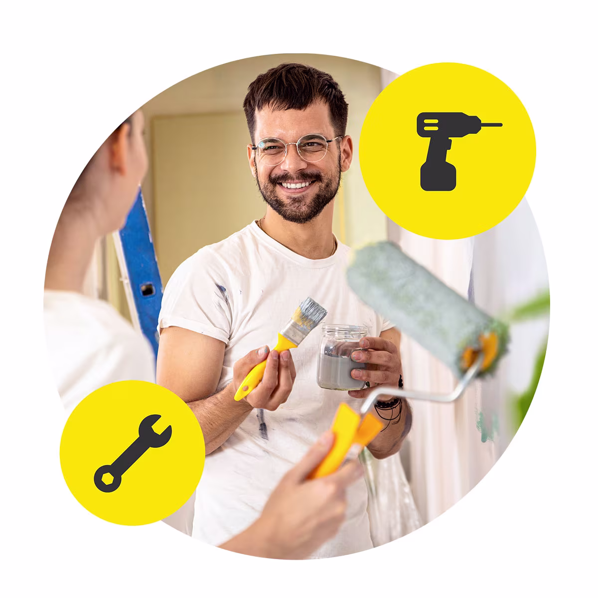Man met bril en verfborstel lacht tijdens schilderen; op de voorgrond een verfroller. Gele pictogrammen van boormachine en steeksleutel. | Homme avec lunettes et pinceau sourit en peignant; rouleau au premier plan. Icônes perceuse et clé anglaise.
