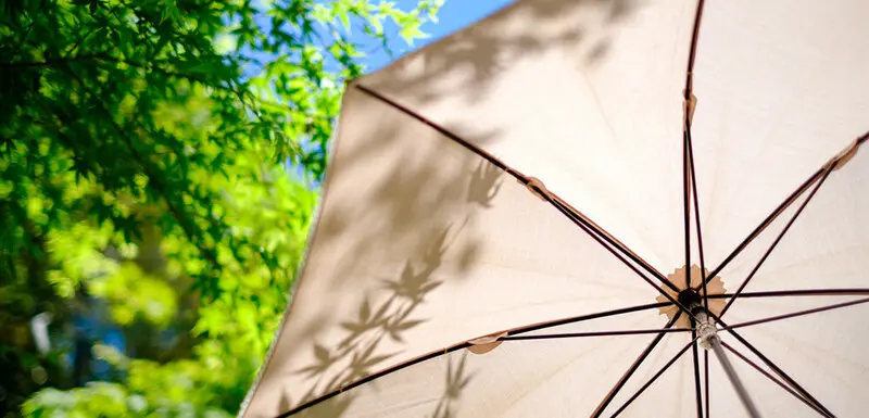 Parasol ou auvent : créez de l'ombre avec ces 3 conseils