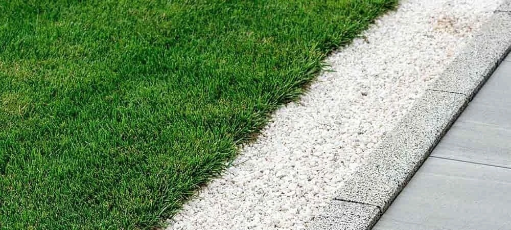 Grind naast een straat en gras | Gravier à côté d'une rue et herbe 