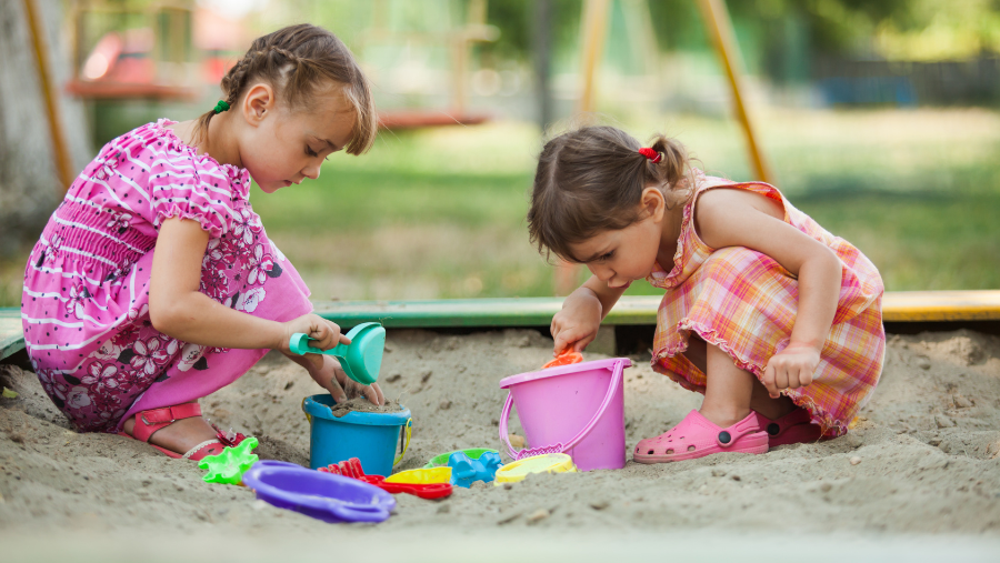 Twee kleine meisjes spelen in een zandbak | Deux petites filles jouant dans un bac à sable