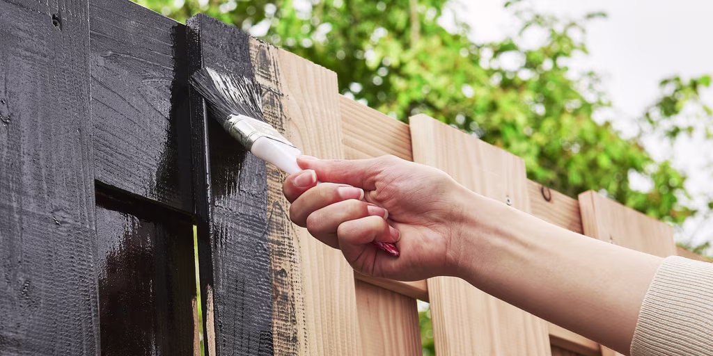 Zwarte beits op schutting verven | Praxis