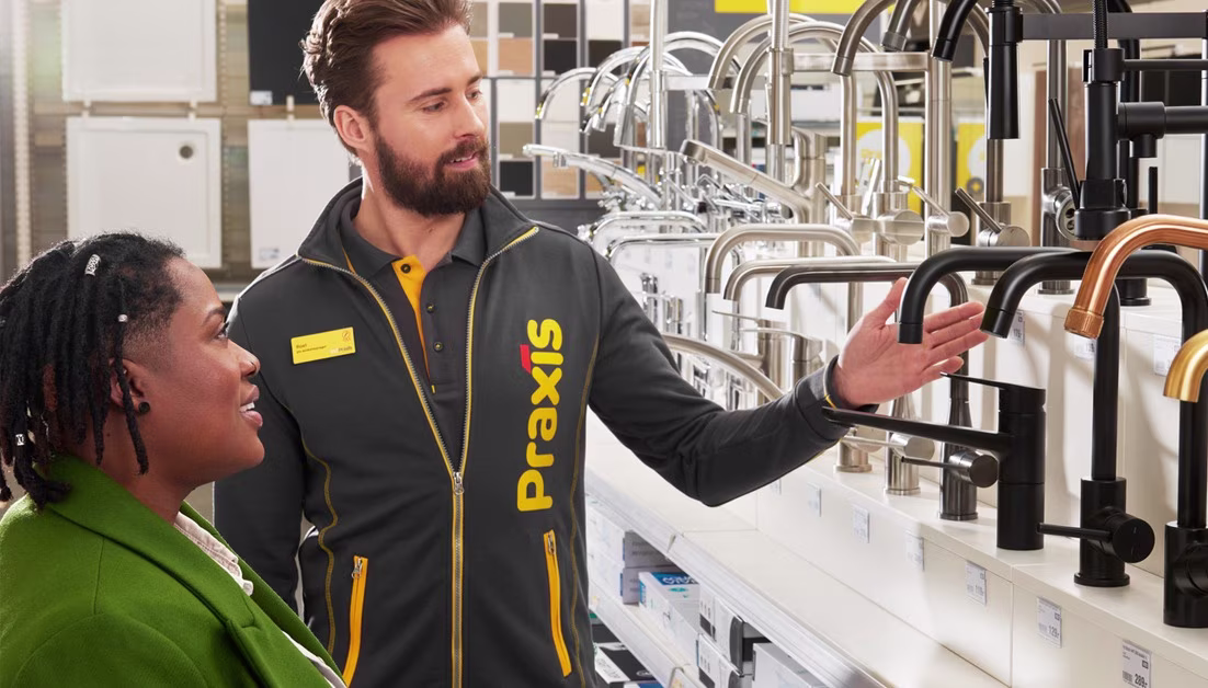 Man in Praxis winkel met kranen