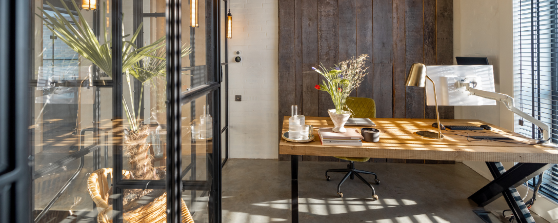 Een kantoor aan huis met houten muren en glazen deuren | Un bureau à domicile avec des murs en bois et des portes en verre