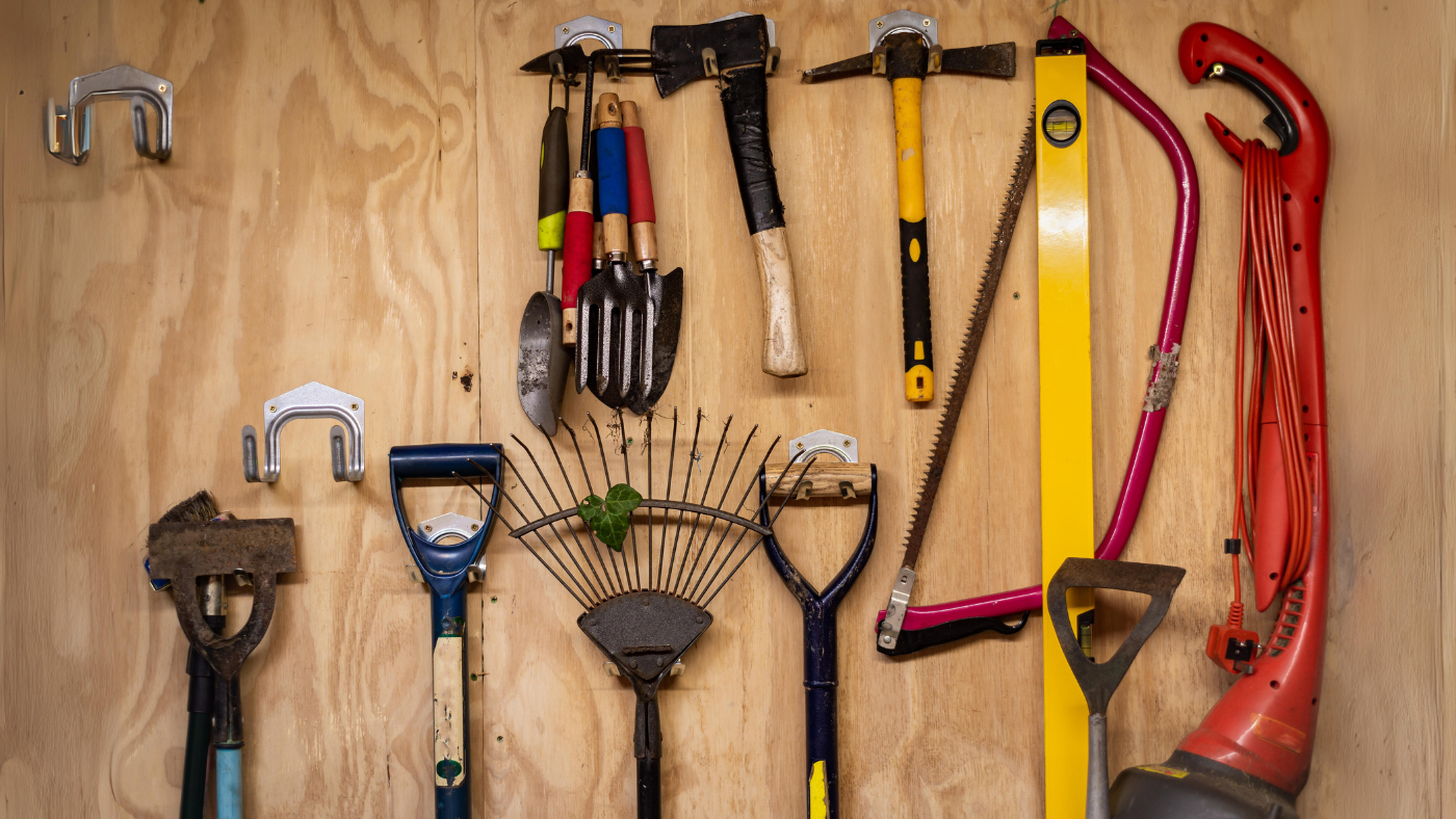 Gereedschap opgehangen aan de muur met haken | Outils accrochés au mur à l'aide de crochets