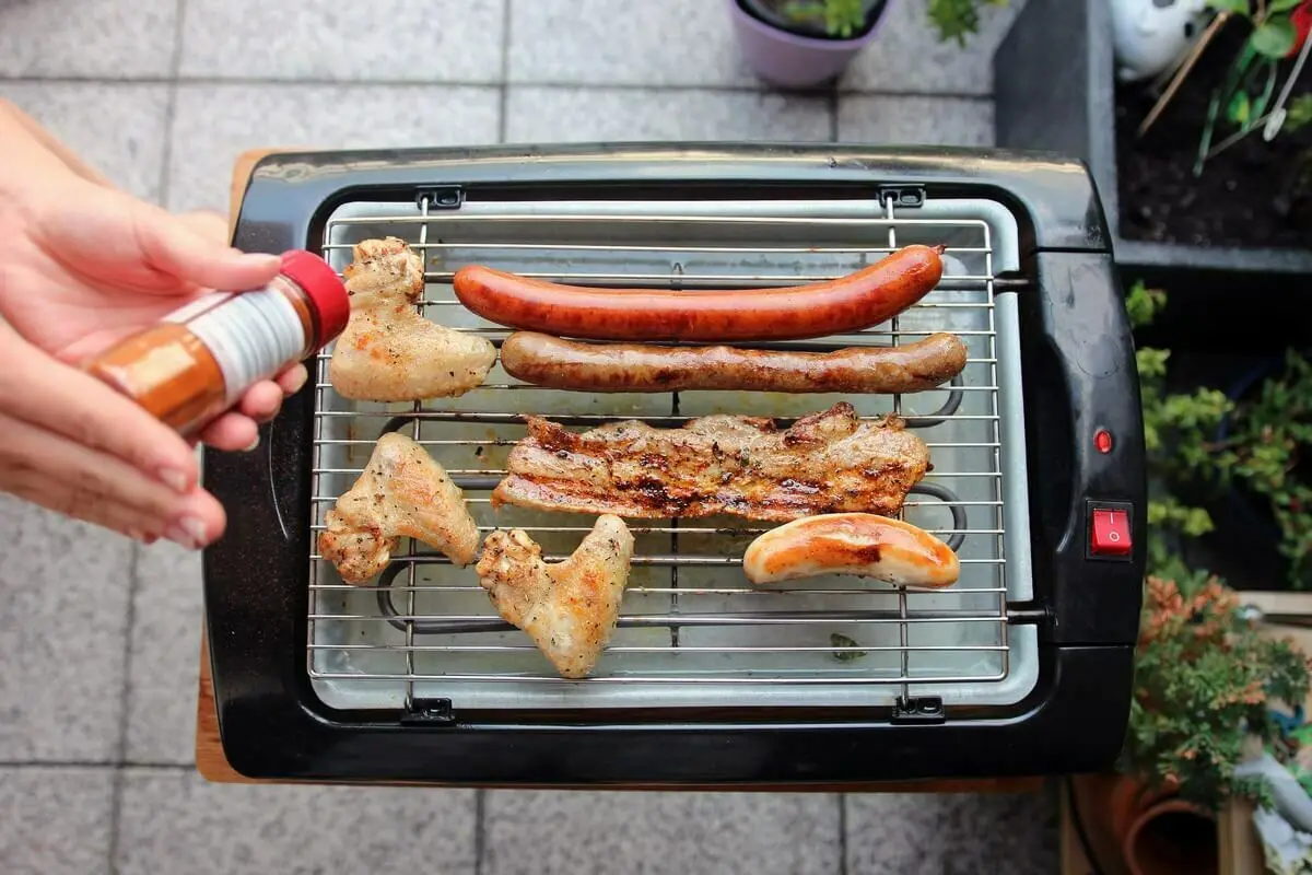 Zeven stukjes vlees op een barbecue | Sept morceaux de viande sur un barbecue 