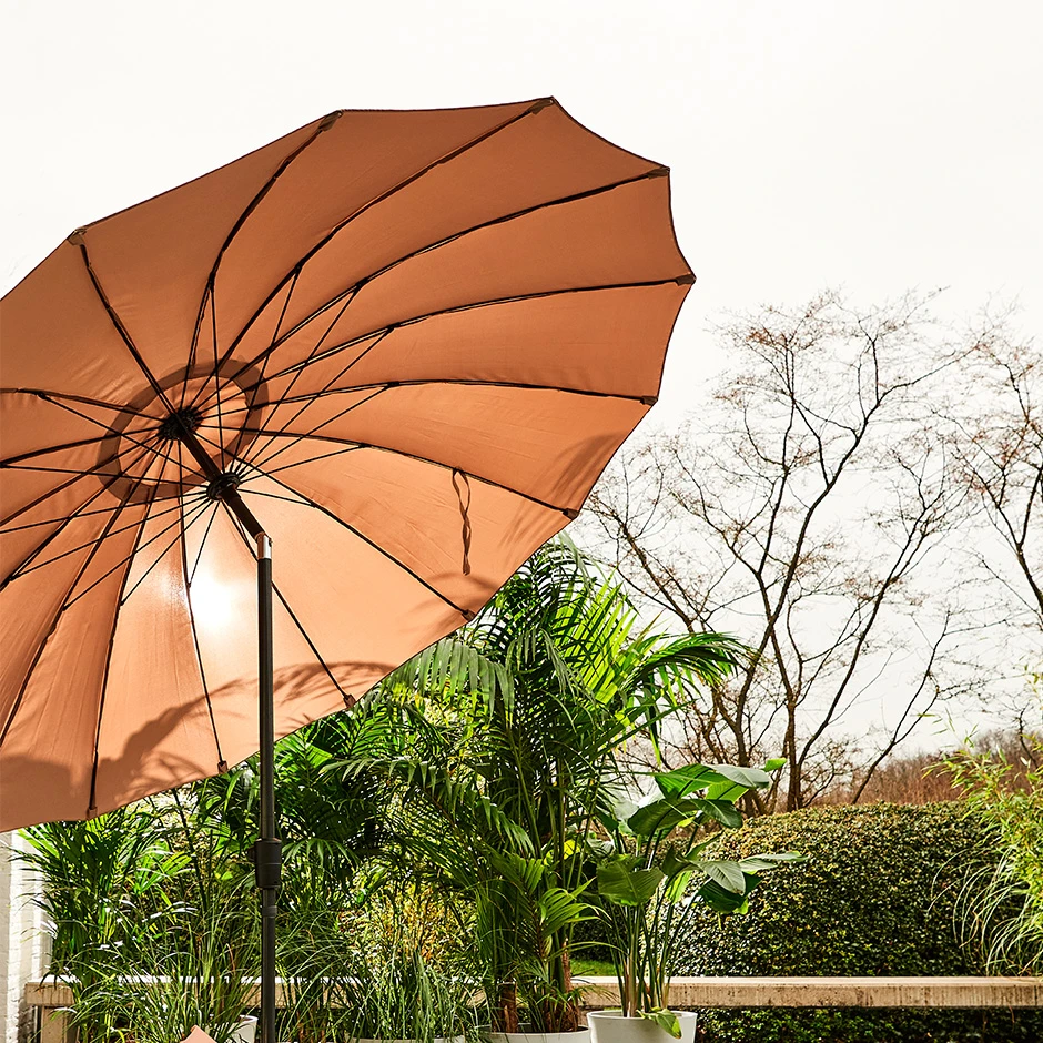 Parasol in de tuin 