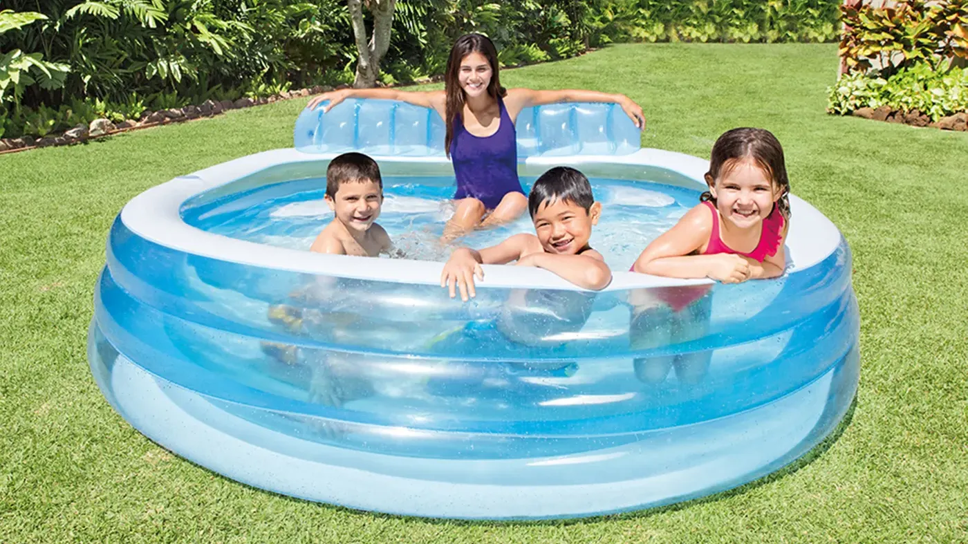 Piscine gonfable dans un jardin avec enfants | Opblaasbaar zwembad in een tuin met kinderen