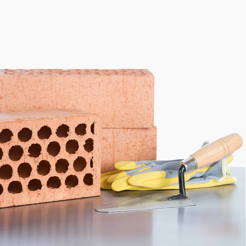 Stapels bakstenen en bouwmaterialen op een bouwplaats | Pile de briques et matériaux de construction sur un chantier