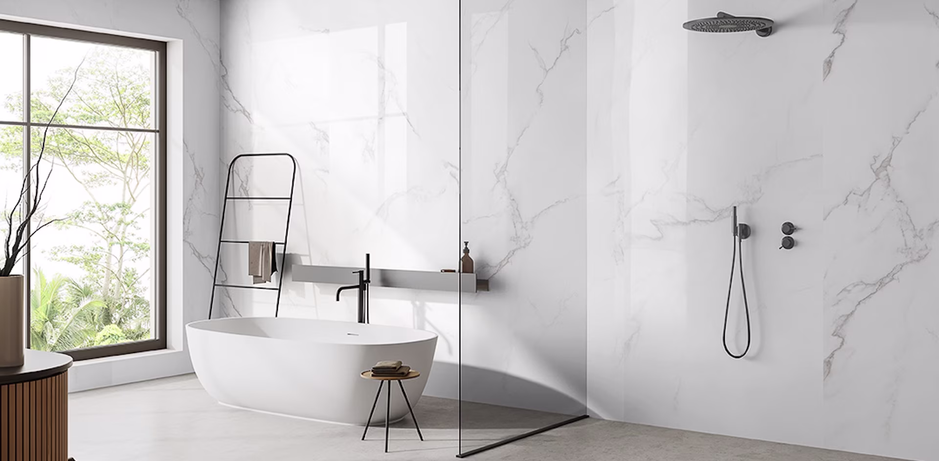 Dumawall XXL wandpanelen marmer met groot raam, bomen, ligbad en zwart sanitair: Praxis inspiratie badkamer wandpanelen trends Dumawall XXL wandpanelen marmer met groot raam, bomen, ligbad en zwart sanitair: Praxis inspiratie badkamer wandpanelen trends