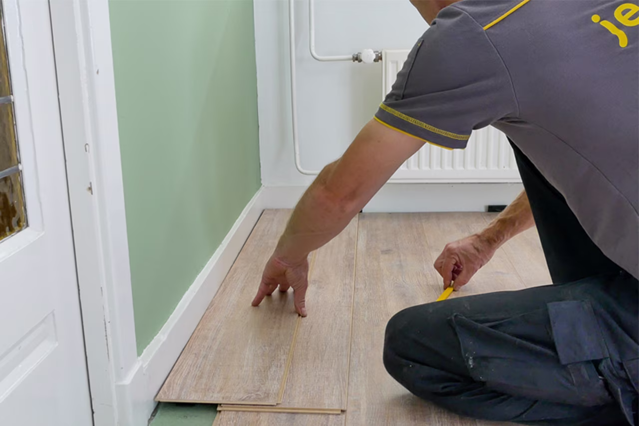 laminaat vloer wordt gelegd door praxis medewerker