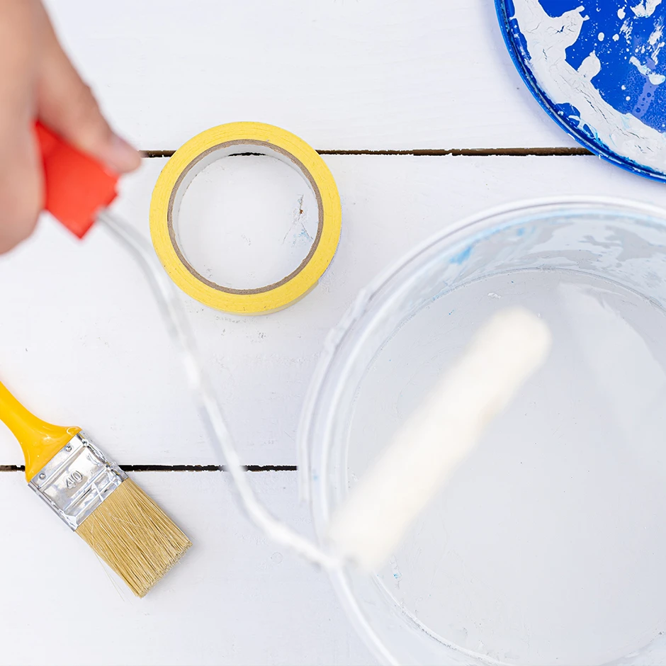 Kwasten en verfrollers schoonmaken