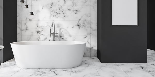 Een marmeren badkamer met bad | Une salle de bain en marbre avec baignoire
