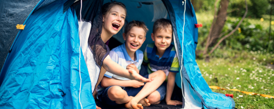 Drie kinderen in een blauwe tent in de tuin | Trois enfants dans une tente bleue dans le jardin