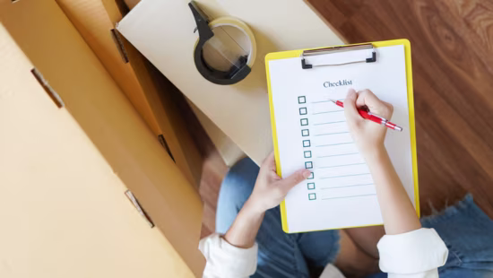 Iemand vult een verhuischecklist in