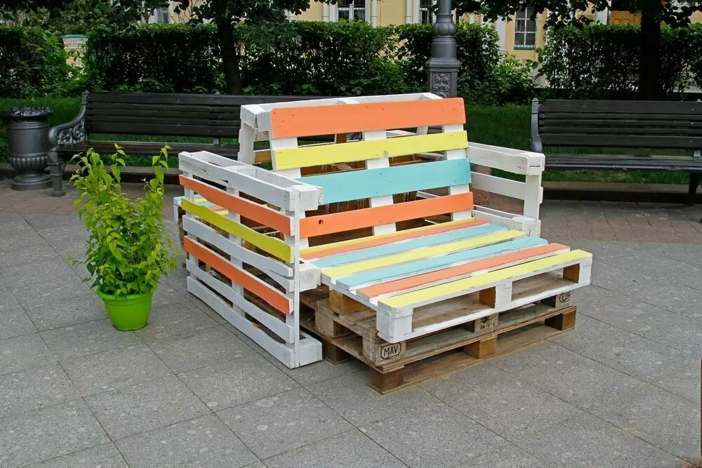 Een gekleurde palletbank | Un banc en palettes colorées