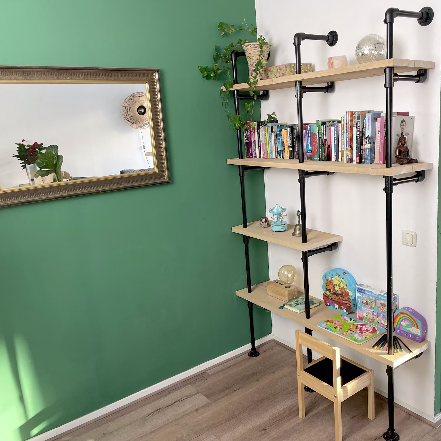 DIY boekenkast van steigerbuizen met houten planken