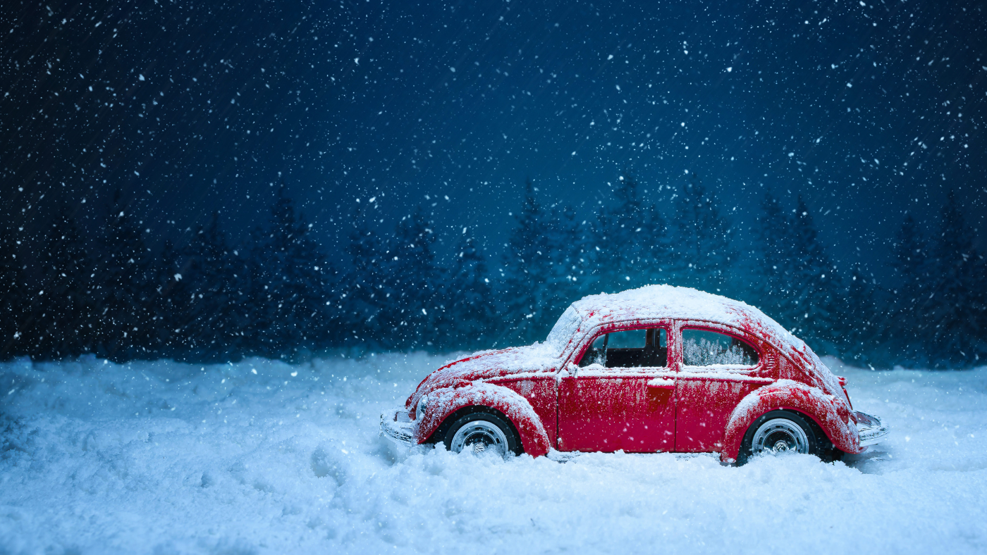 Besneeuwde rode auto | Voiture rouge neige