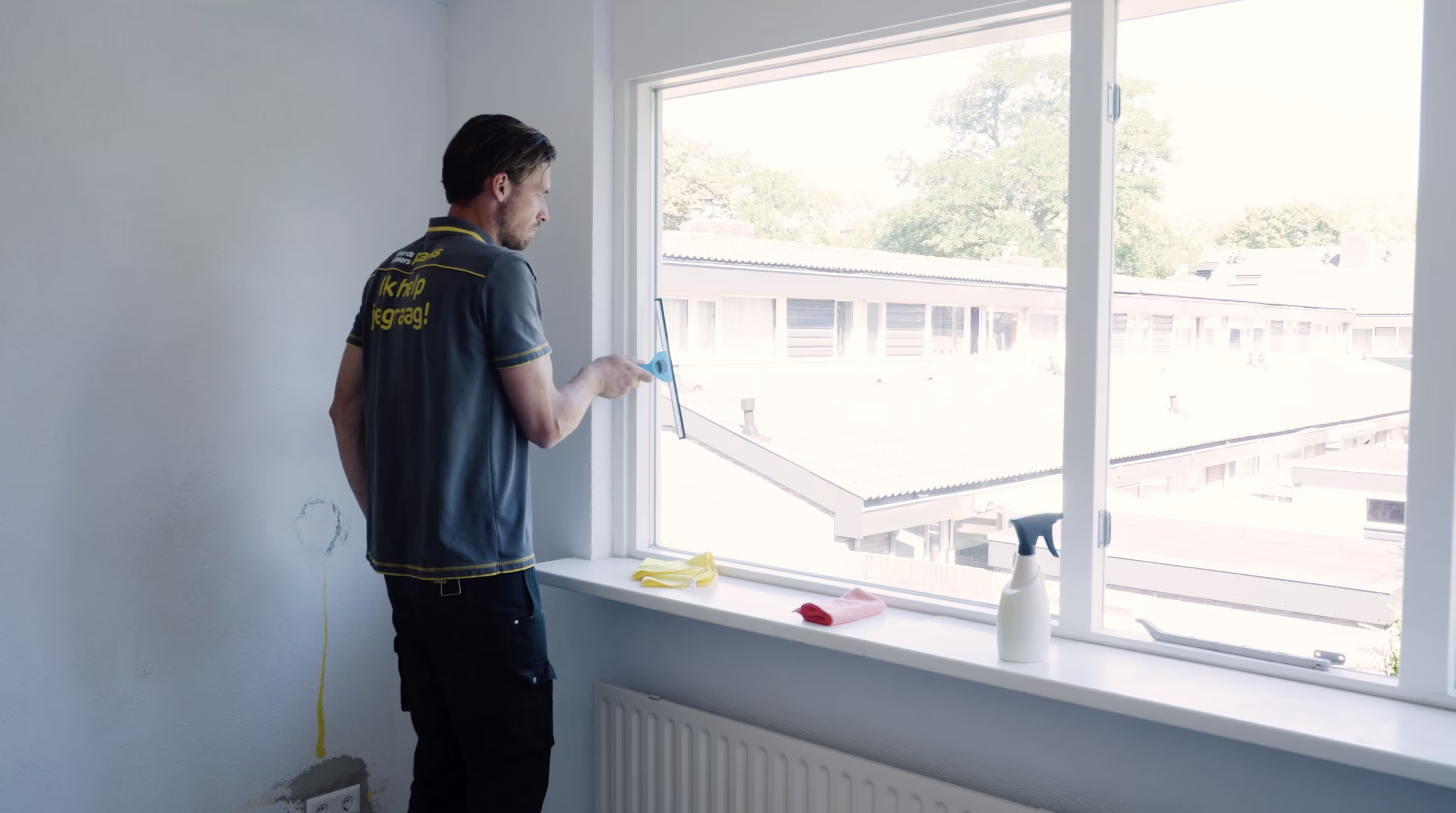 Raam schoonmaken voor aanbrengen raamfolie