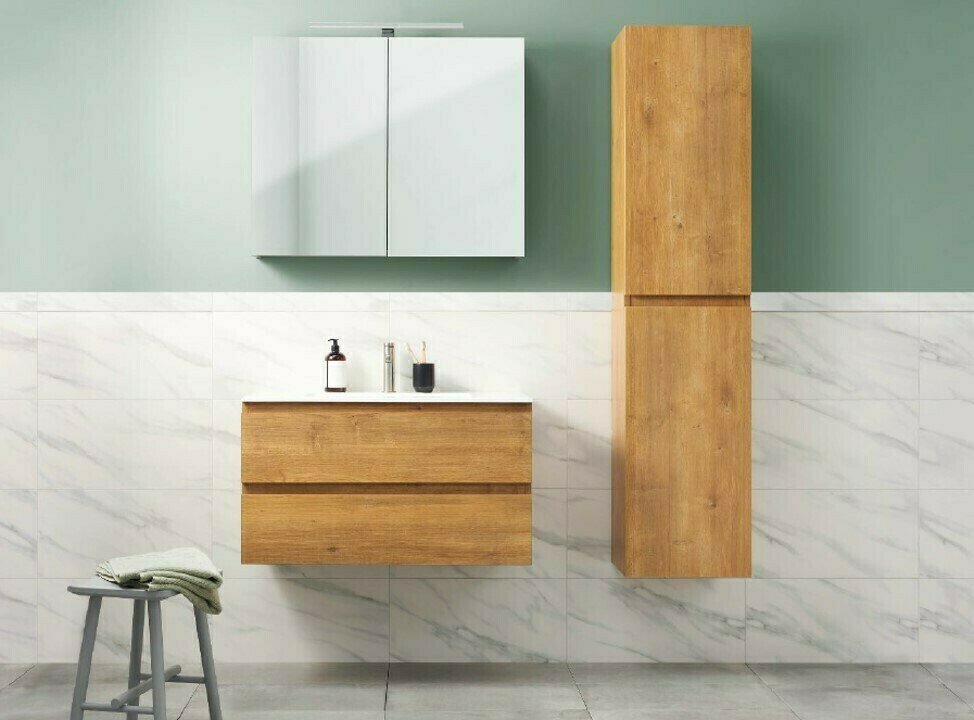 Een houten badkamermeubel met marmeren tegels erachter en een spiegel erboven | Un meuble de salle de bain en bois avec des carreaux de marbre derrière et un miroir au-dessus