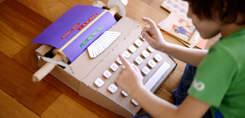 Une machine à écrire en carton