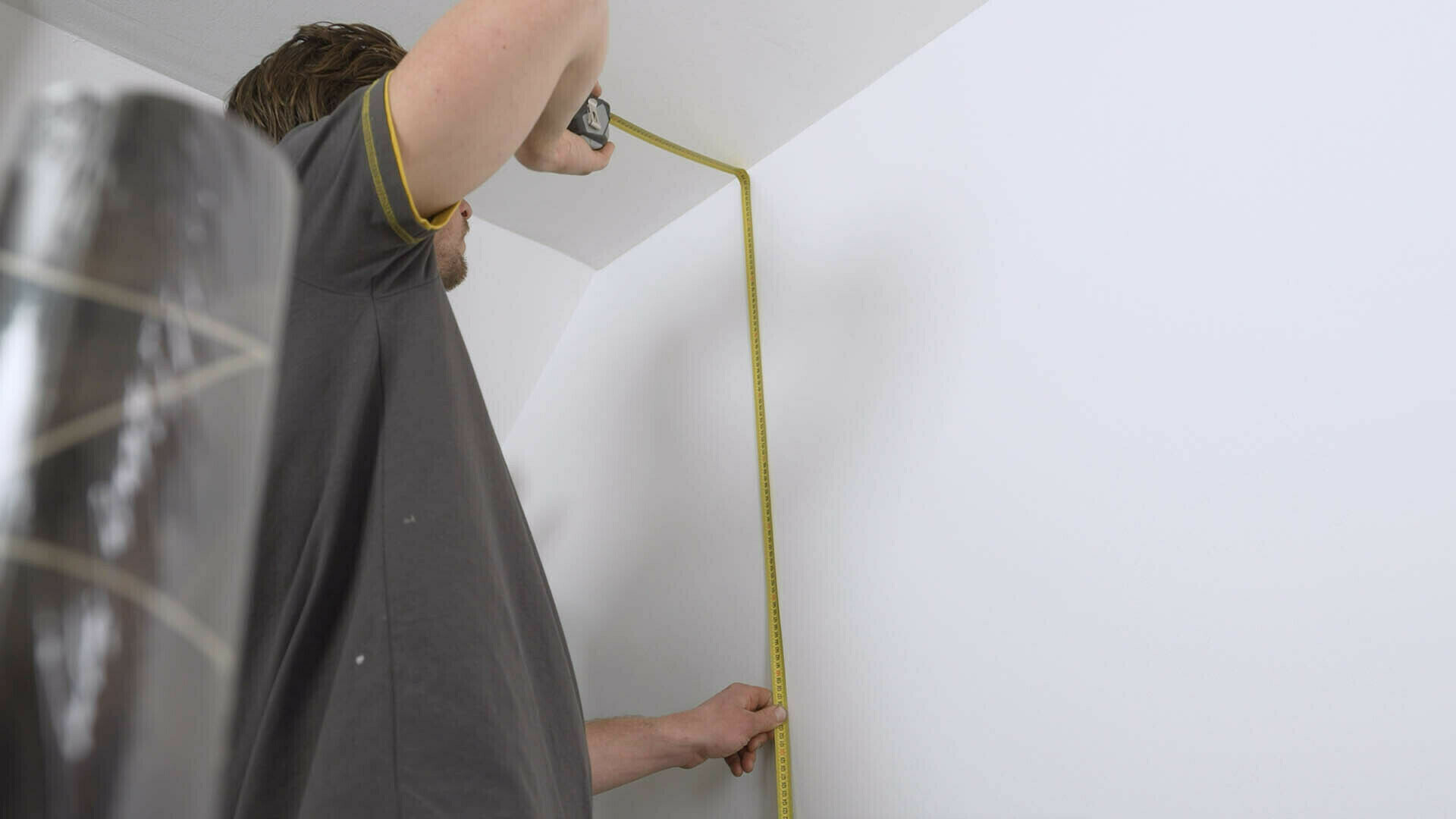 Zelf behangen? Zo behang je een muur met vliesbehang Praxis