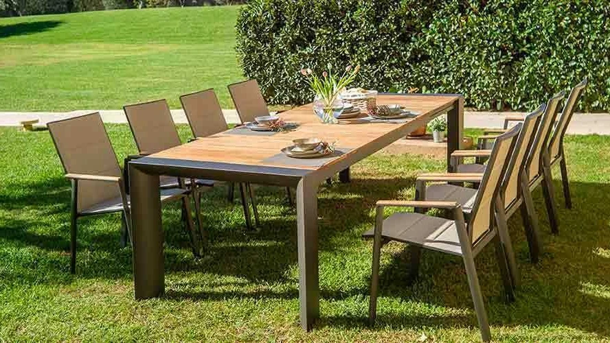 Een tuintafel met acht stoelen eromheen | Une table de jardin avec huit chaises autour 