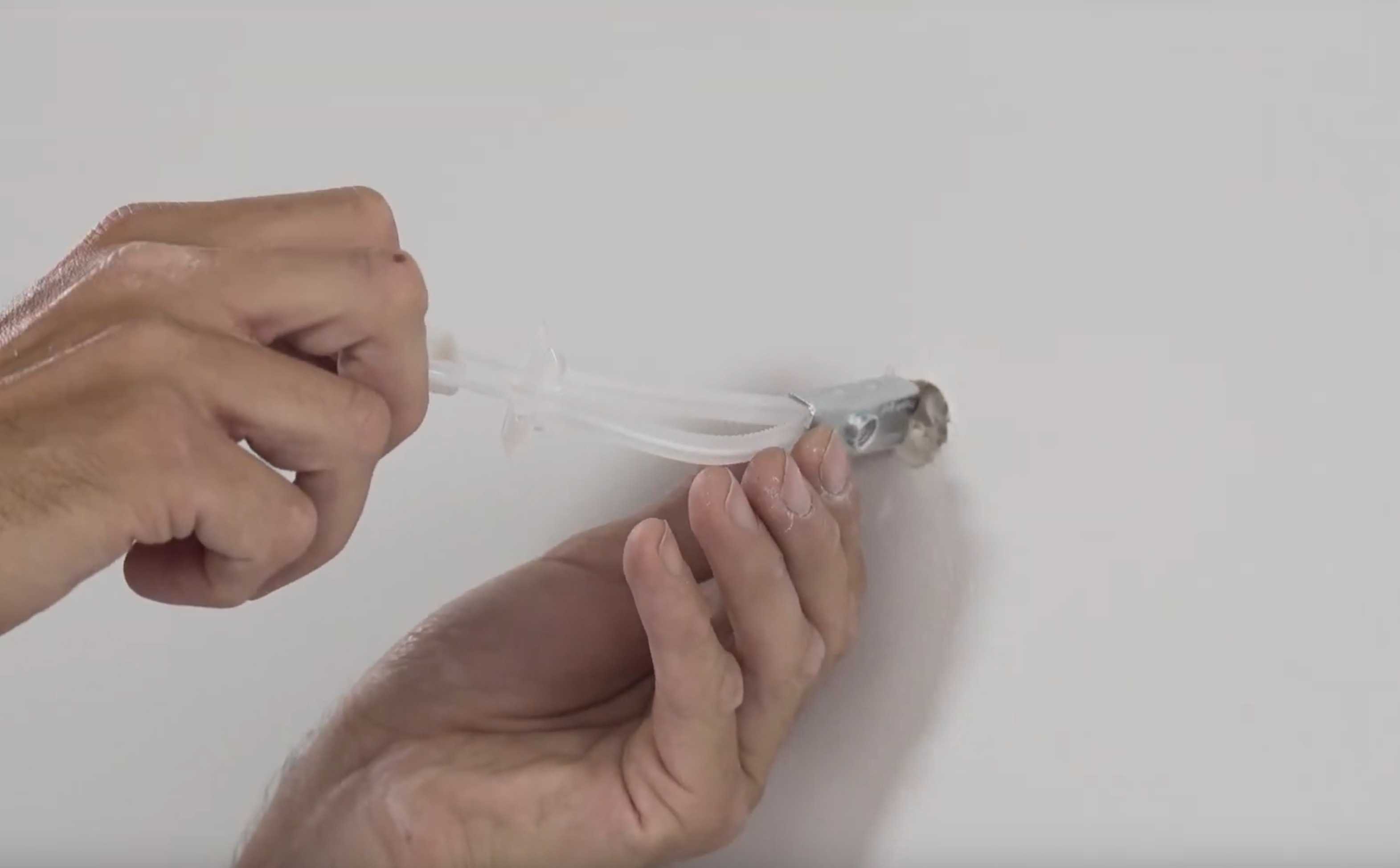 Hoe hang je iets op aan een holle wand met pluggen? Stappenplan