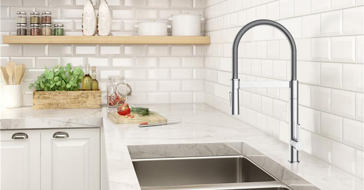 Een marmeren keuken met wasbak en kraan | Une cuisine en marbre avec évier et robinet