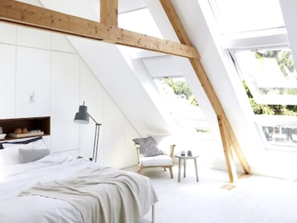 witte zolder met bed | grenier blanc avec lit