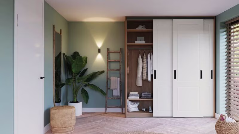 Moderne slaapkamer met open schuifdeurkast, houten ladder, kamerplant en zachte verlichting | Chambre moderne avec armoire à portes coulissantes ouvertes, échelle en bois, plante verte et éclairage tamisé