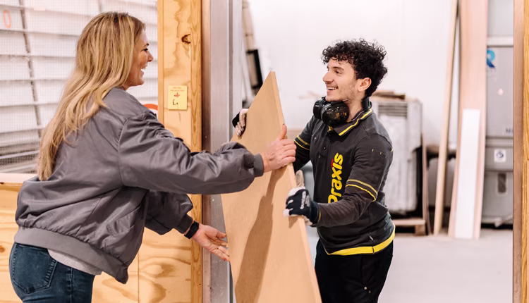 Laat je hout gratis zagen bij de houtzagerij in de Praxis winkels.