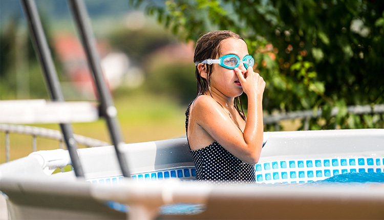 Kind in zwembad met duikbril op 