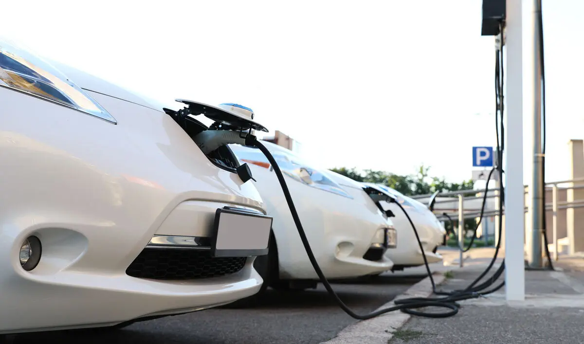 Elektrische auto's aan laadpalen | Voitures électriques aux bornes de recharge