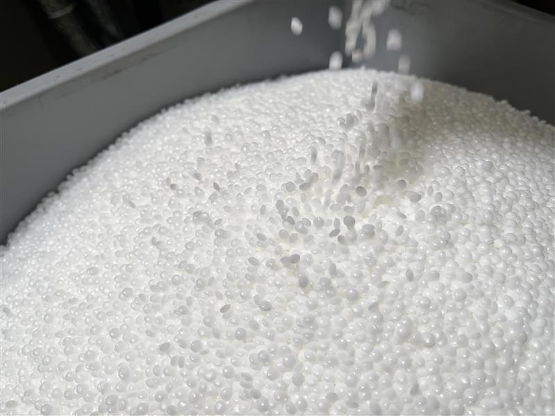 Imagen de archivo de gránulos blancos de resina plástica