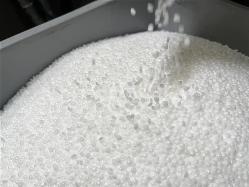Imagen de archivo de gránulos blancos de resina plástica Imagen de archivo de gránulos blancos de resina plástica