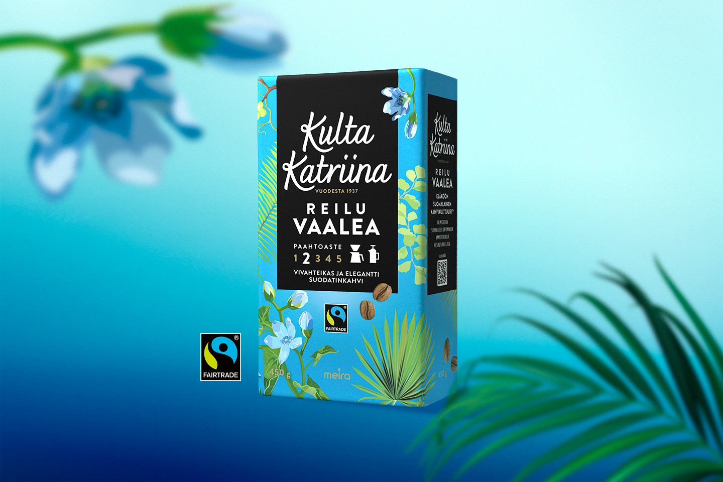 Kulta Katriina Reilu Vaalea -suodatinkahvipaketti sinisellä taustalla, merkittynä kukilla ja Fairtrade-merkillä.