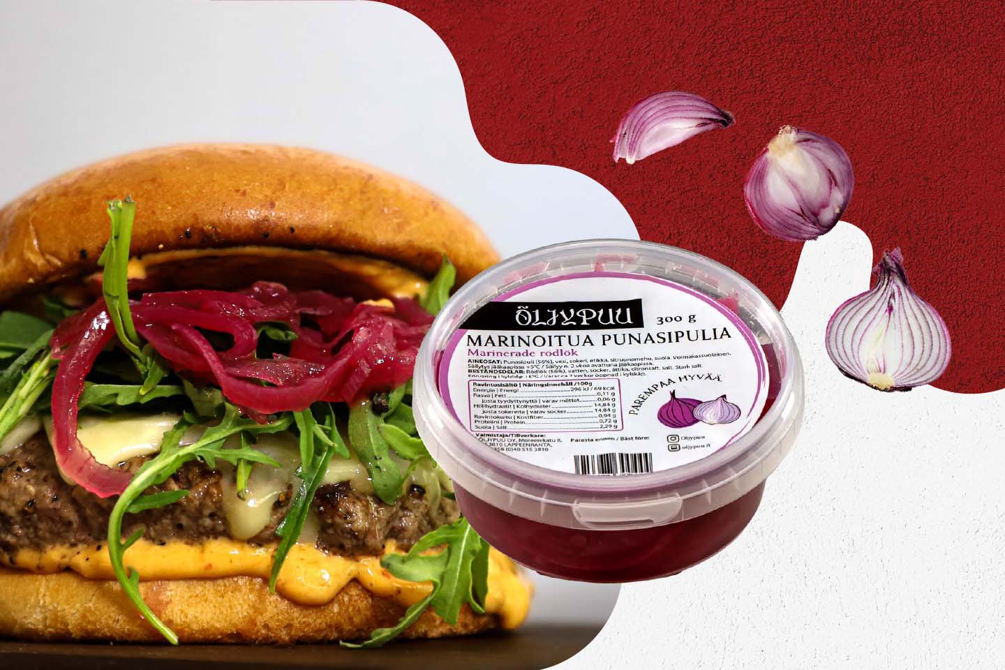 Mehevä hampurilainen ja Öljypuu-marinoitua punasipulia rasiassa, taustalla punaisella pinnalla sipulinpaloja.