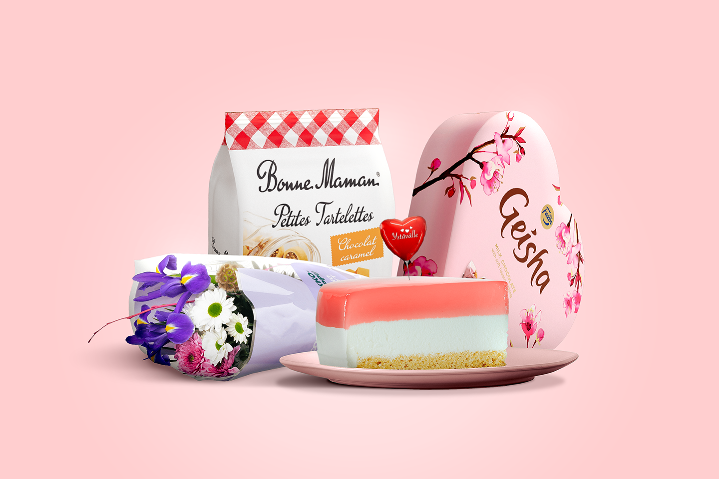 Herkullinen asetelma, jossa kerrosleivos lautasella, Bonne Maman -keksipaketti, Geisha-suklaarasia ja kaunis kukkakimppu vaaleanpunaisella taustalla.