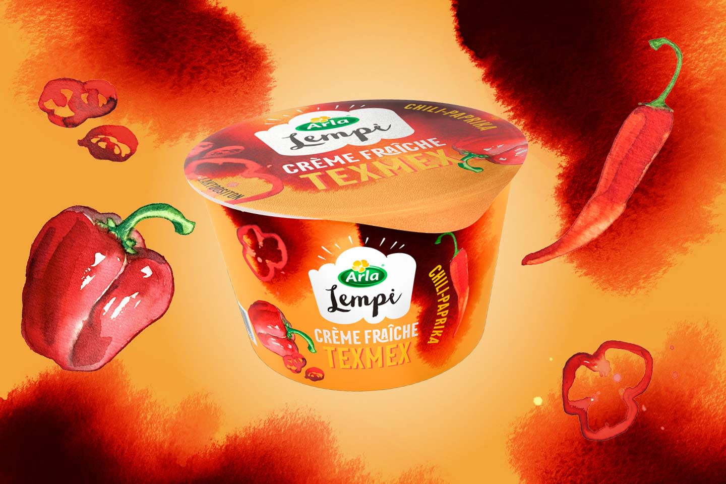 Arla Lempi Texmex crème fraîche -purkki oranssia taustaa vasten, ympärillä vesivärityylisiä kuvia paprikasta ja chilistä.