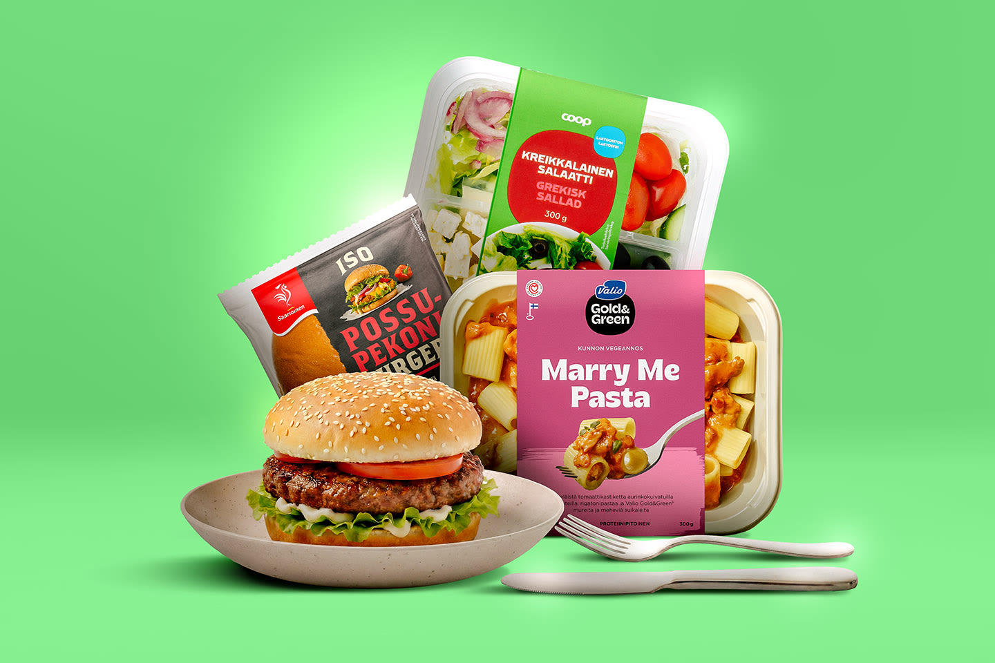 Vihreää taustaa vasten esillä possupekoniburger, kreikkalainen salaatti, Valio Gold&Green Marry Me Pasta ja valmisruoka-annos.