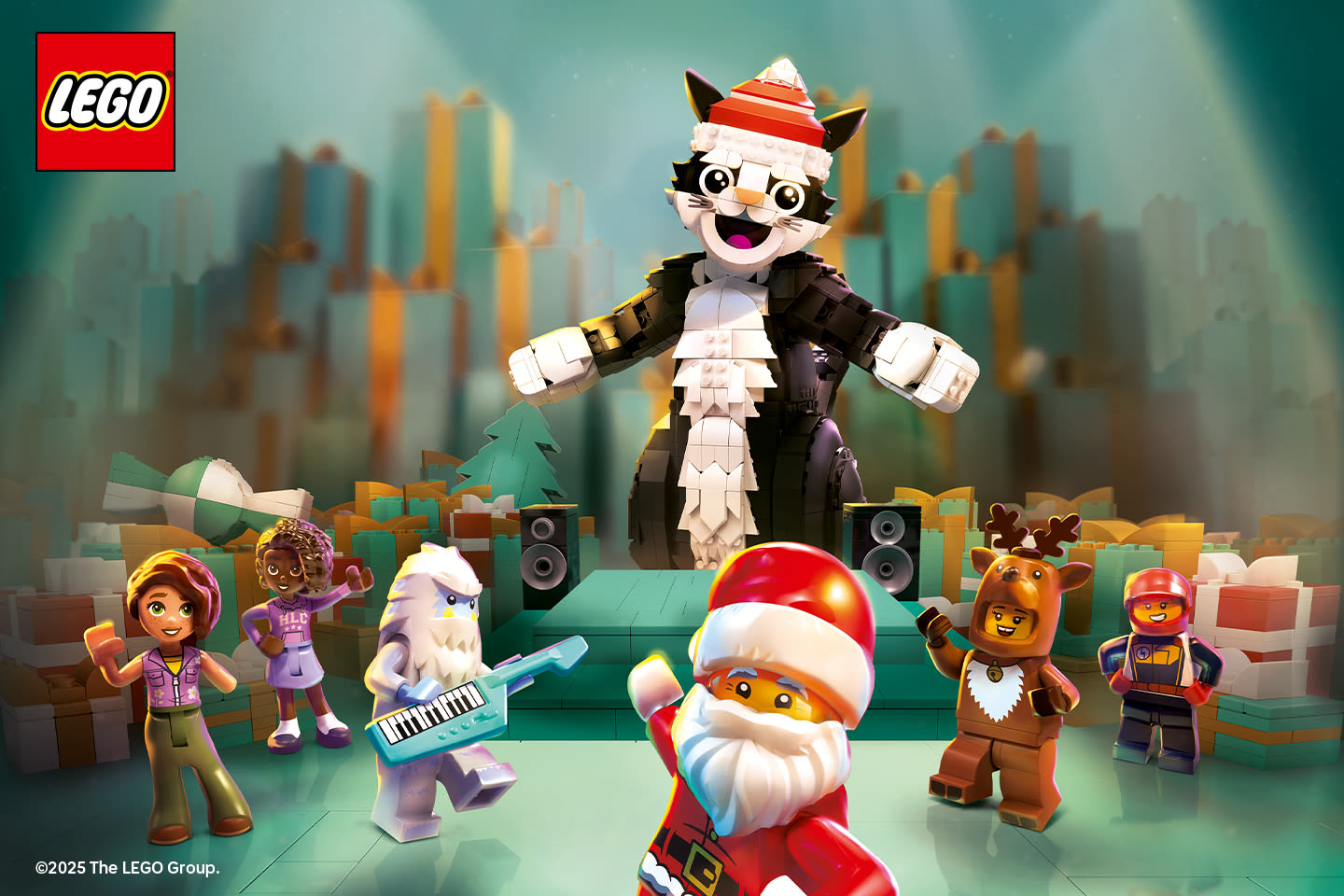Iloinen LEGO-jouluasetelma, jossa iso kissahahmo ja hahmoja kuten joulupukki, poro ja muita LEGO-minifiguureja lahjapakettien ympäröimänä.