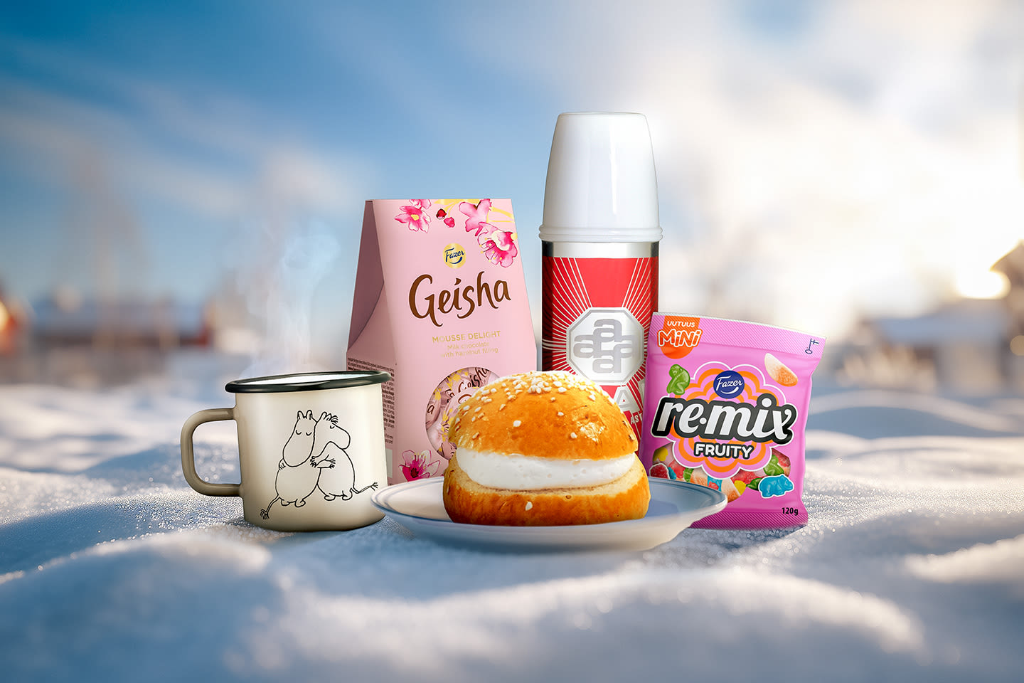 Talvinen herkutteluhetki lumella: Muumimuki, laskiaispulla, Geisha-suklaarasia, termospullo ja Remix-karkkipussi.
