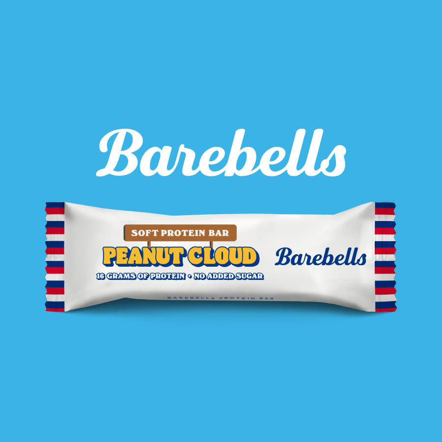 Barebells Peanut Cloud -proteiinipatukka valkoisessa pakkauksessa sinisellä taustalla, sisältää 16 grammaa proteiinia ilman lisättyä sokeria.
