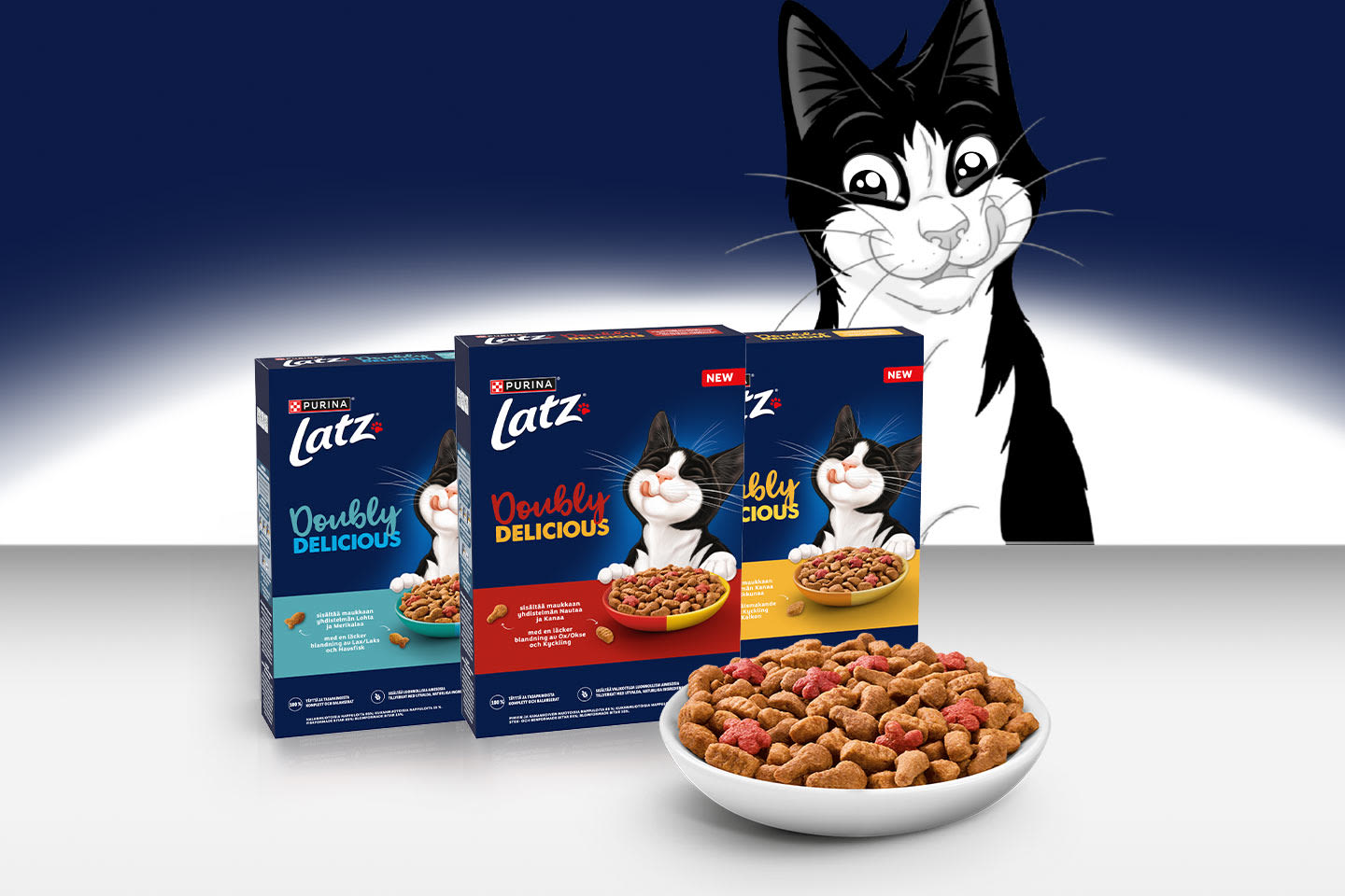 Latz -kissanruokapakkauksia ja kulhollinen kuivaruokaa, taustalla piirretty mustavalkoinen kissa sinistä taustaa vasten.