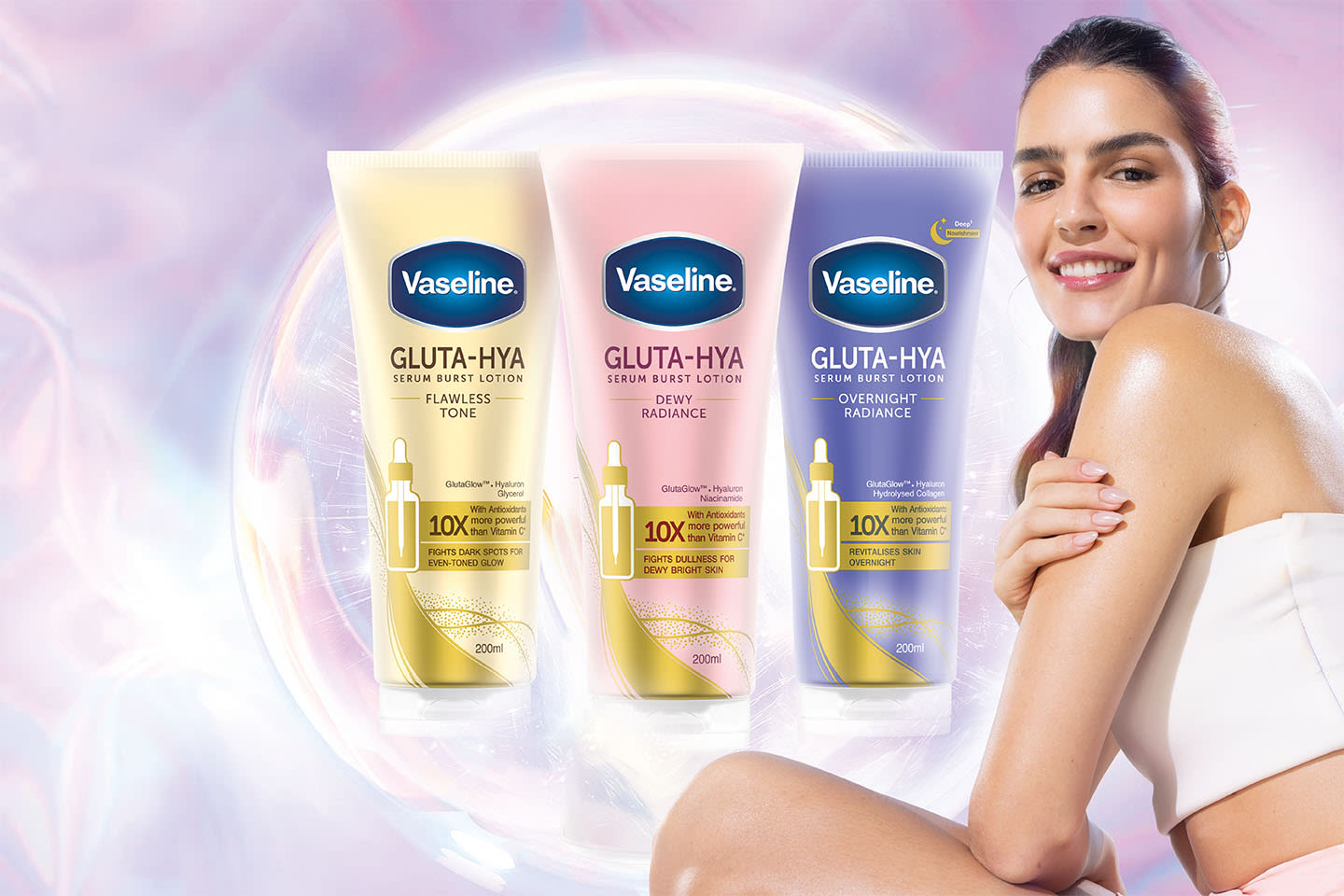 Kolme Vaseline Gluta-Hya -voidetuubia pastellisävyisellä taustalla, vieressä hymyilevä nainen valkoisessa asussa.
