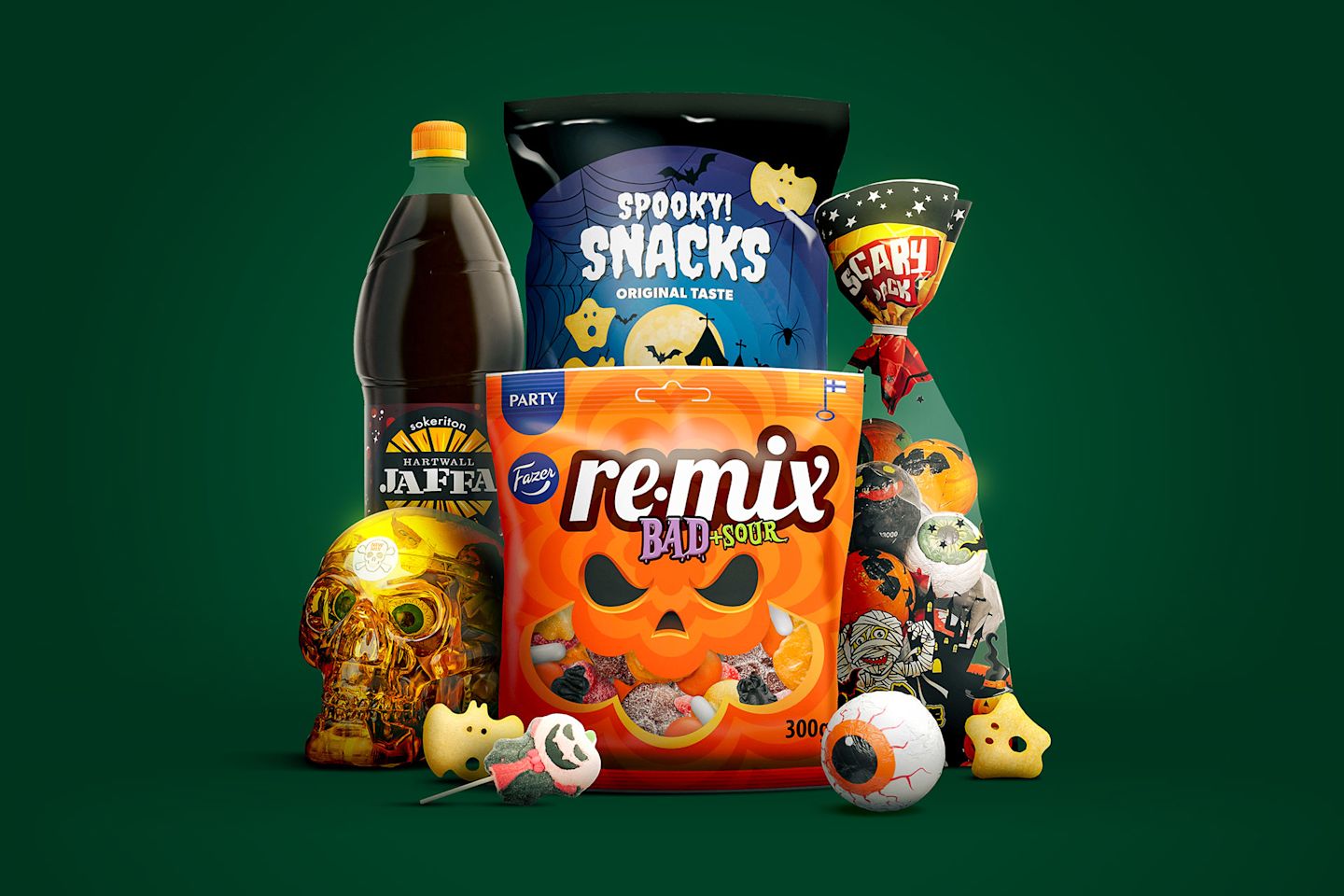 Halloween-herkut koottuna vihreää taustaa vasten: Fazerin Remix Bad+Sour -karkkipussi, Spooky Snacks -sipsipussi, Hartwall Jaffa -pullo ja erilaisia halloween-teemaisia karkkeja.