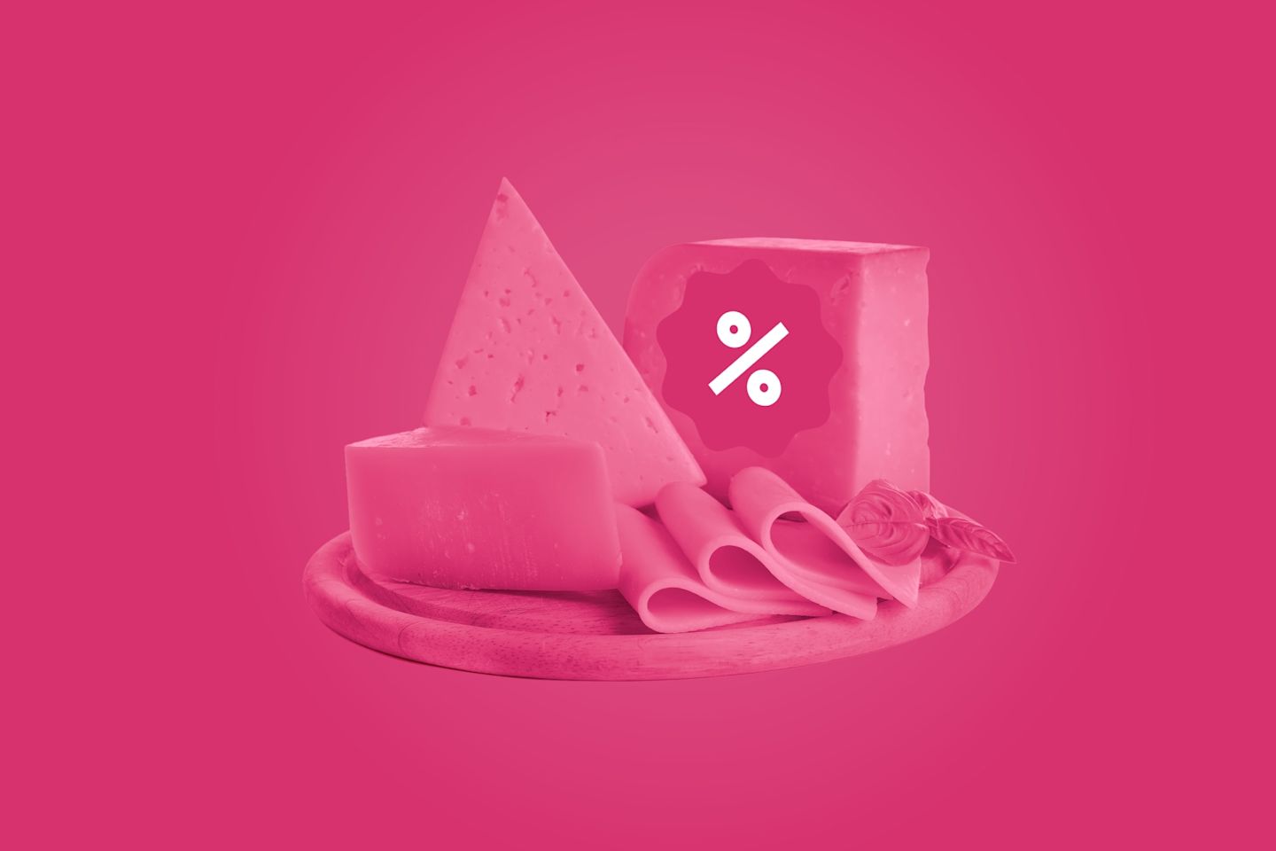 Vaaleanpunaisella taustalla tarjoilulauta, jolla erilaisia juustoja ja leikkeleitä sekä prosenttimerkki-tarjouskyltti.