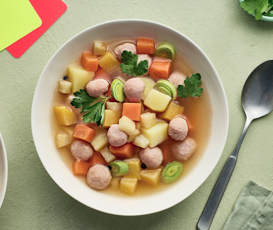 Lautanen, jossa Sirja Arajuuren reseptillä tehty siskonmakkarakeitto.