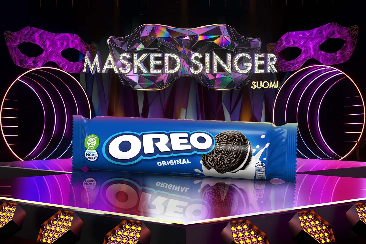 Oreo keksipaketti Masked Singer lavalla. Lavan reunoilla valoja.
